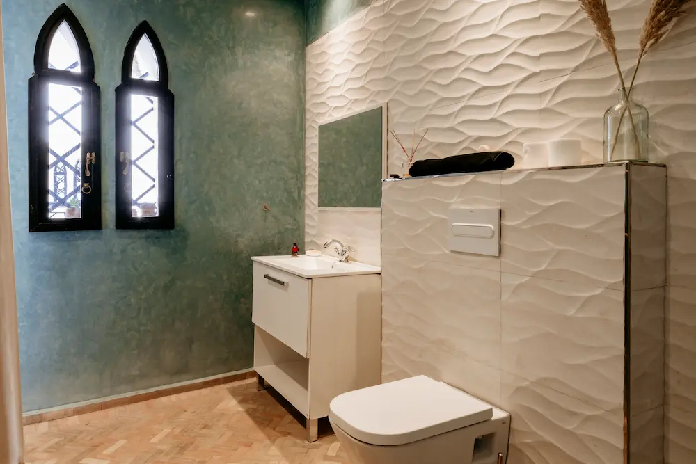 The private en-suite bathroom in the Ocean Room